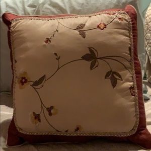 2 beautiful throw pillows